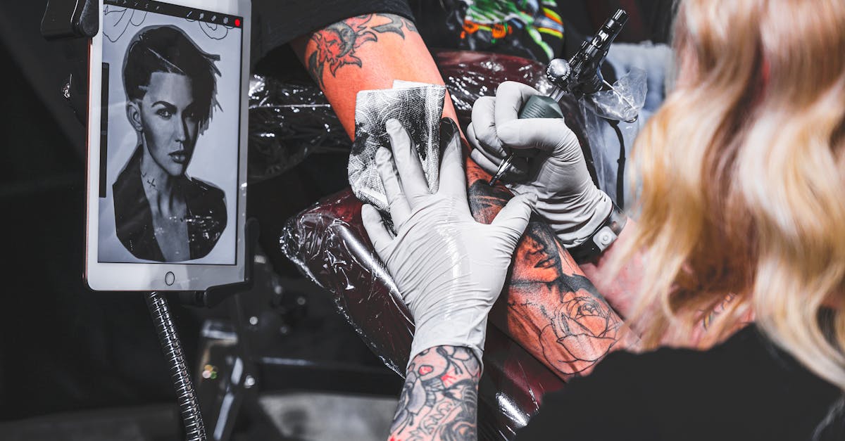 découvrez l'univers créatif d'un artiste tatoueur passionné, offrant des designs uniques et personnalisés pour chaque client. transformez vos idées en œuvres d'art sur la peau avec un professionnel expérimenté qui met l'accent sur votre style et vos préférences.