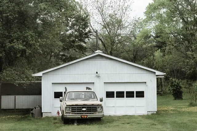 protégez votre garage isolé avec une assurance adaptée. bénéficiez d'une couverture complète en cas de vol, de dommages ou de sinistres. préparez-vous à sécuriser votre espace de stockage et à préserver vos biens précieux grâce à une assurance fiable et abordable.